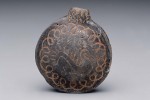 1024px-Fiaschetta_pendaglio_amuleto_VII_sec_A.c_iscrizione_Poggio_Sommavilla_tomba_III_lato_B