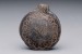 1024px-Fiaschetta_pendaglio_amuleto_VII_sec_A.c_iscrizione_Poggio_Sommavilla_tomba_III_lato_B